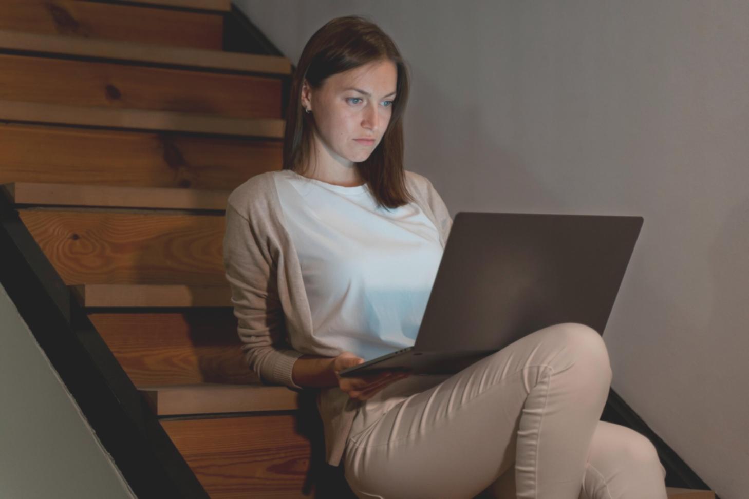 Étudiants travaillant sur des projets financiers collaboratifs