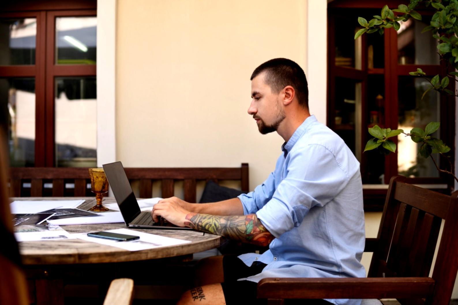 Session de travail collaboratif entre étudiants et mentors